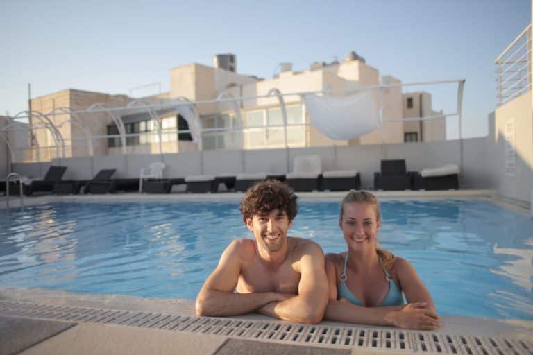 Tout-inclus ou sur-mesure : quelle formule pour quel type de couple ?