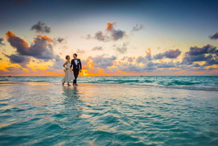 Le mariage renouvelé sur une plage : ce rituel qui séduit les couples de retour de voyage de noces