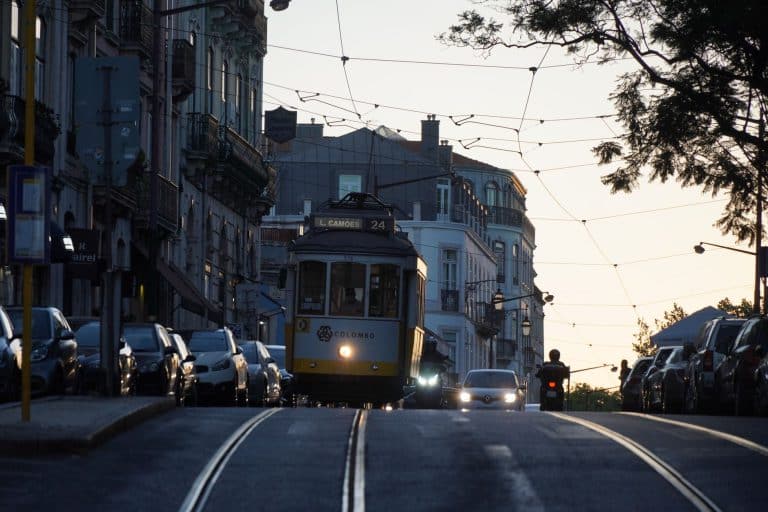 Lisbonne au coucher du soleil : la ville qui a inventé la mélancolie douce à deux